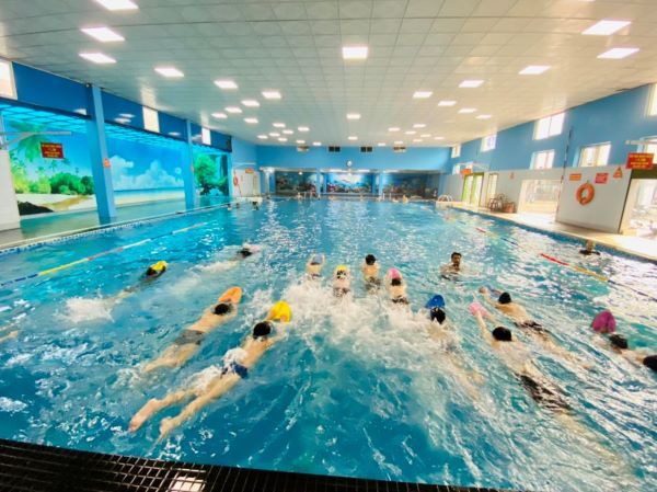 Bể bơi Đặng Tiến Đông sở hữu thiết kế hiện đại theo tiêu chuẩn Olympic, mang đến trải nghiệm bơi lội chuyên nghiệp